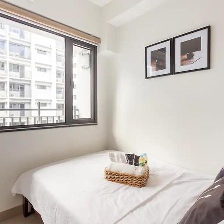 Shore 2 Apartment With Balcony Manila Exterior photo