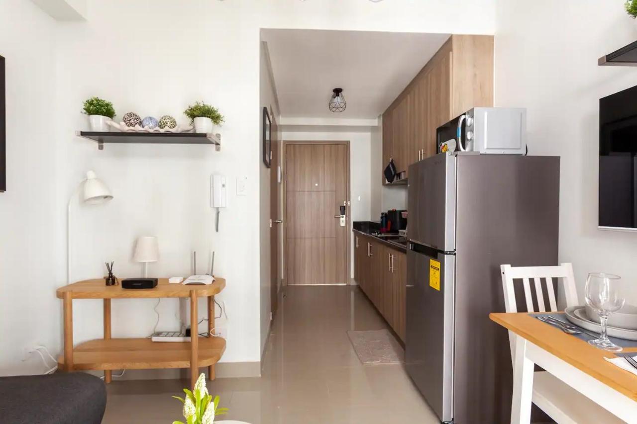 Shore 2 Apartment With Balcony Manila Exterior photo