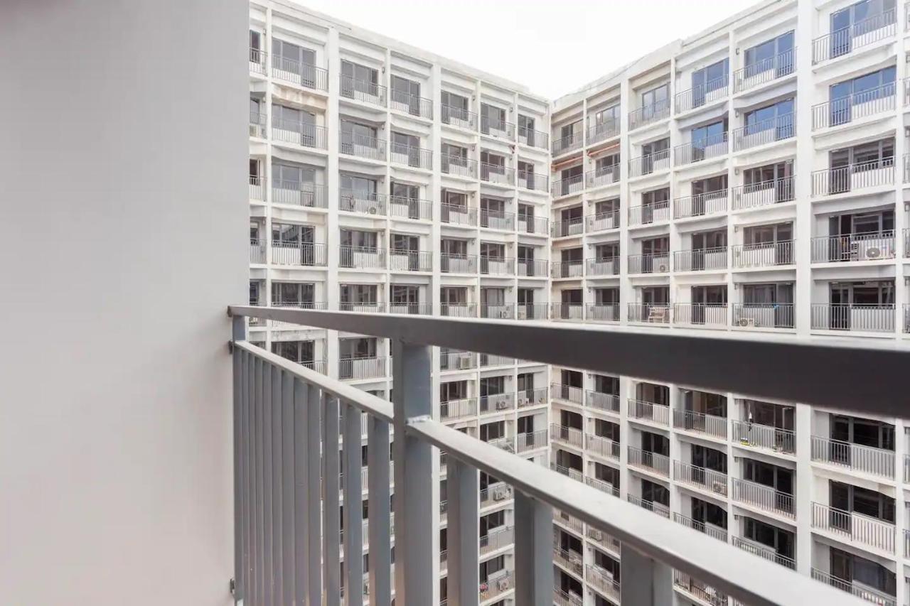Shore 2 Apartment With Balcony Manila Exterior photo